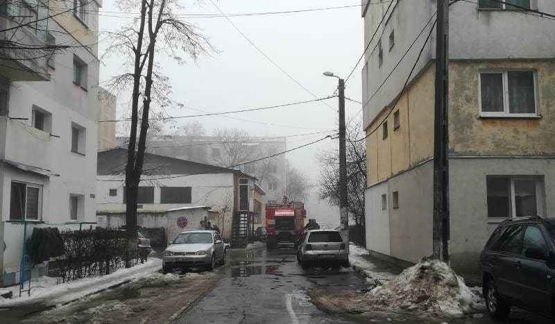 Incendiu la un apartament din Botoșani. O fată de 14 ani era să ardă de vie în timp ce dormea - FOTO