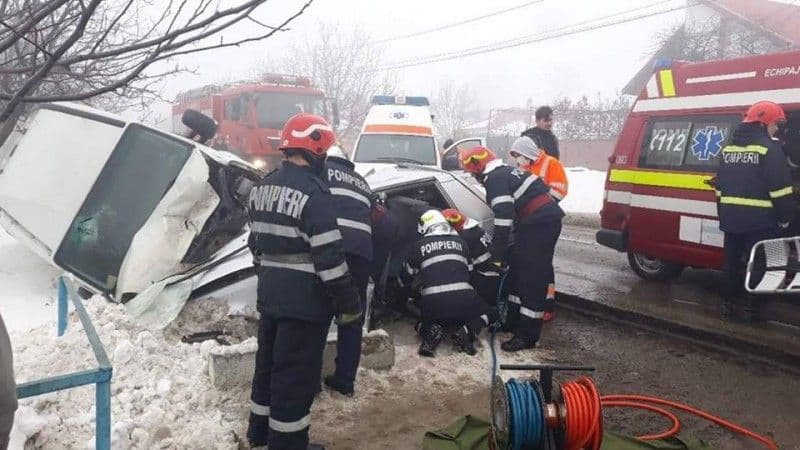 Depășire fatală: Un bărbat a murit și unul este grav rănit după ce un autoturism s-a ciocnit cu un microbuz
