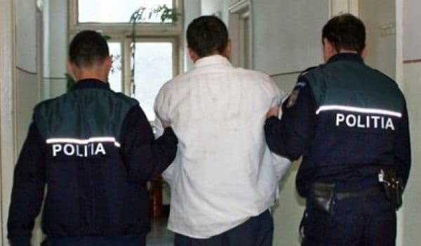 Bărbatul care a înjunghiat angajatul unei primării a fost reţinut pentru 24 de ore
