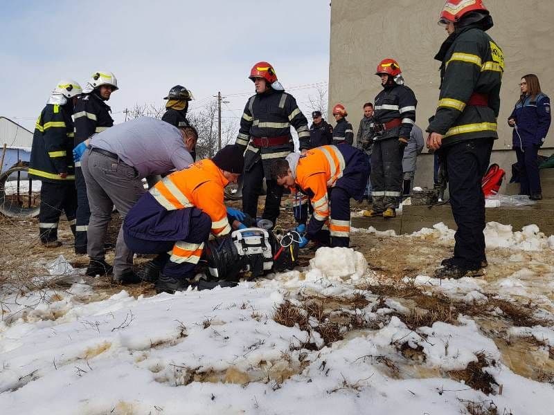 Incident grav! Un bărbat a căzut într-o fântână adâncă de 14 metri - FOTO