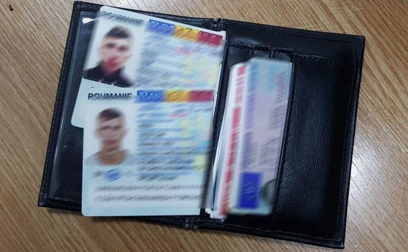 Opt cărţi de identitate false, descoperite la Punctul de Trecere a Frontierei Stânca - FOTO