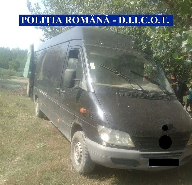 Ample percheziții pentru contrabandă cu țigări în județul Botoșani! 65 de persoane implicate – FOTO