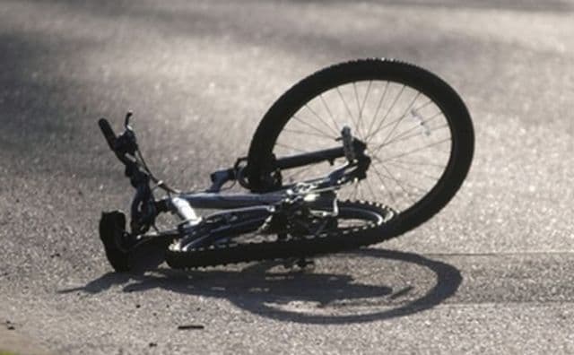 Dosar penal pentru un biciclist care a lovit o femeie și apoi a părăsit locul faptei