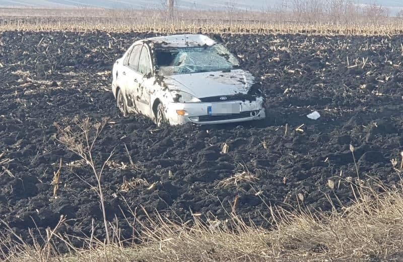 Mașină răsturnată în afara părții carosabile! O fată de 15 ani a ajuns la spital