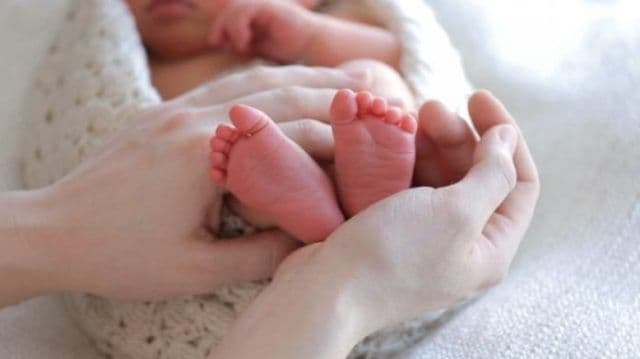 Cursuri obligatorii pentru părinți. Fără ele, nou-născutul nu va putea fi scos din maternitate