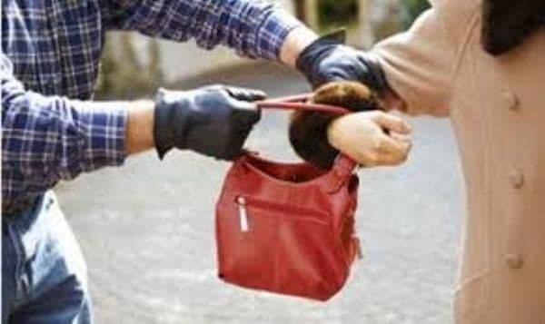 24 de ore după gratii! Un tânăr a tras de poșeta unei femei pe strada 1 Decembrie