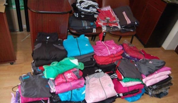 Produse contrafăcute confiscate de polițiști direct din magazine