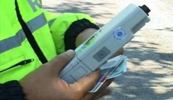 Trei infracțiuni dintr-un foc. Prins în timp ce conducea cu viteză, beat și fără permis