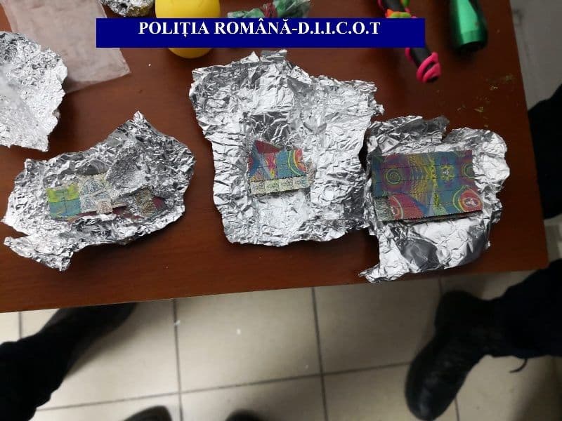 Dosar penal pentru doi tineri din Botoșani pentru deținere de cocaină și cannabis - FOTO