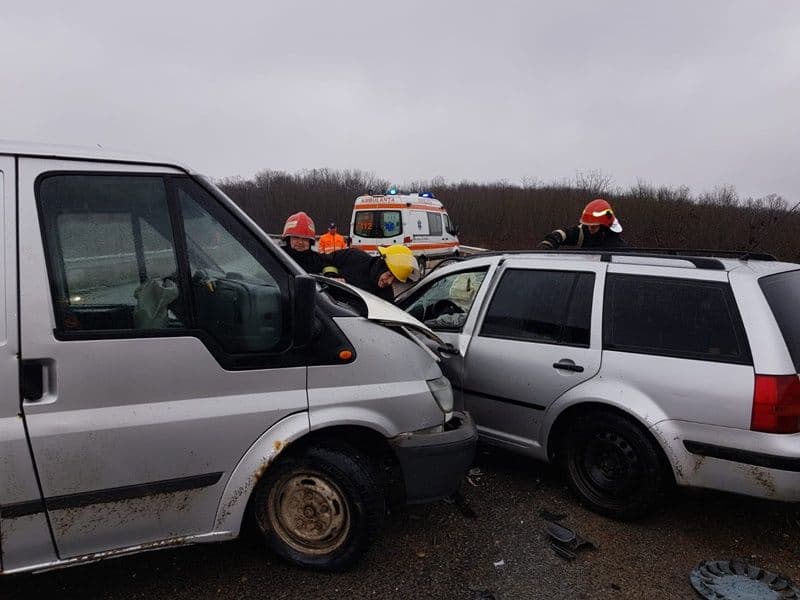 Accident! Două persoane au ajuns la spital după un impact între două mașini - FOTO