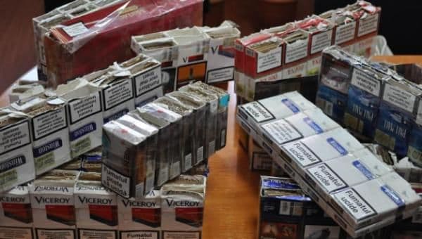 Ţigări de contrabandă, la vânzare într-un magazin din judeţ