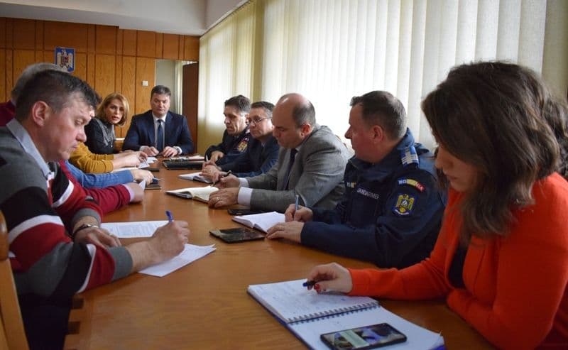 Primari botoşăneni consiliaţi în privinţa modului de evitare a Pestei Porcine în comunităţile pe care le conduc