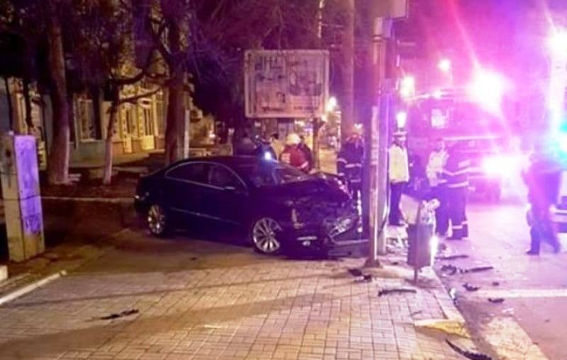Accident! Un tânăr a pierdut controlul volanului, a urcat pe trotuar după care s-a izbit violent într-un stâlp