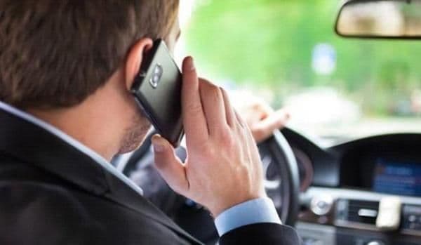 Măsuri mai dure: Ce amendă rişti dacă vorbeşti la telefon în timp ce şofezi