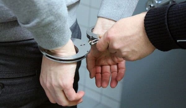 Doi tineri din Botoșani, prinşi în timp ce încercau să tâlhărească un bărbat în stare de ebrietate