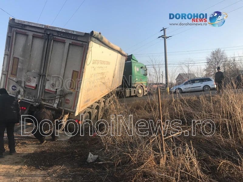 Circulație blocată în Dorohoi de un camion rămas împotmolit într-un șanț - VIDEO / FOTO