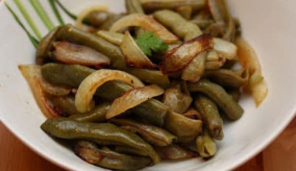 Fasole verde cu ceapă caramelizată