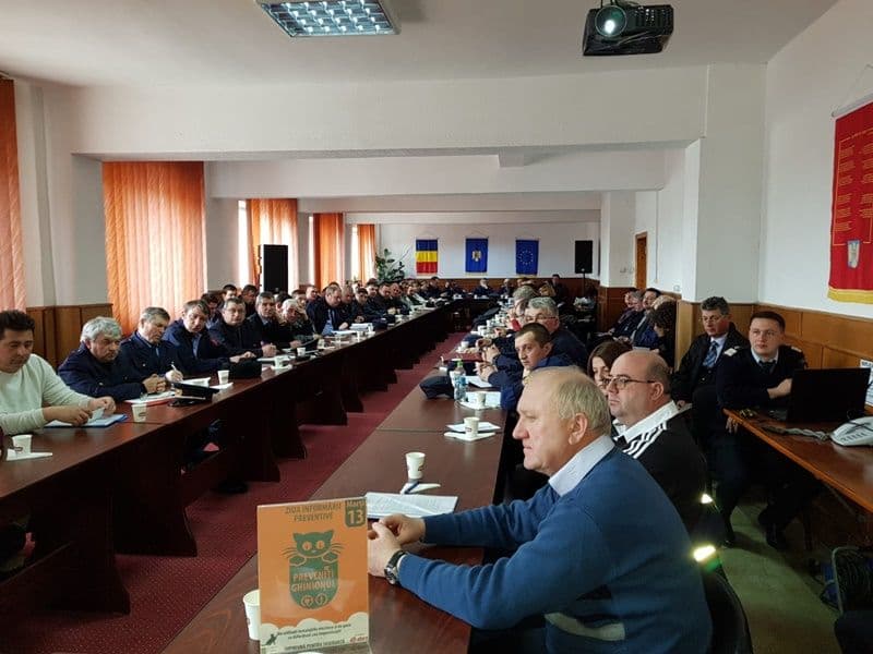 Șefii Serviciilor Voluntare pentru Situații de Urgență instruiți de pompierii militari - FOTO