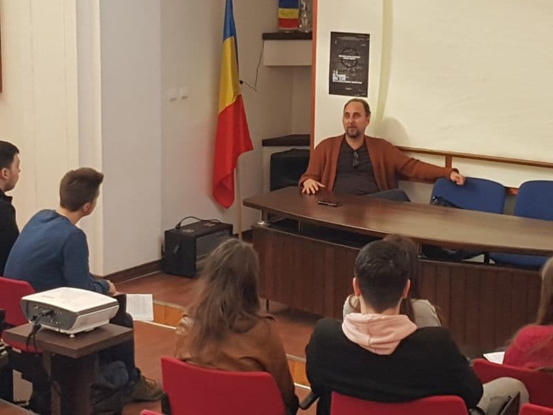 Întâlnire inedită la Colegiul Național „Grigore Ghica” Dorohoi cu unul dintre cei mai reputați critici de teatru din țară - FOTO