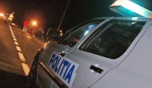 O tânără din Pomîrla s-a urcat beată la volan și a fost găsită de polițiști cu mașina într-un şanţ
