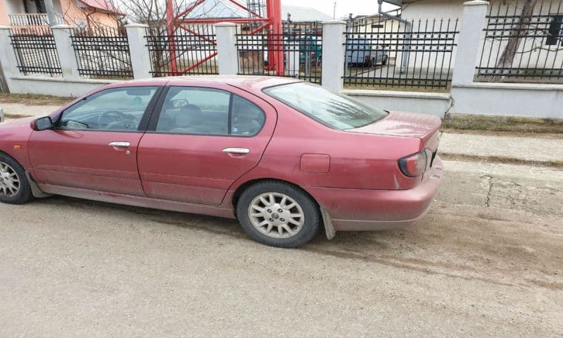 Nissan fără drept de circulaţie, depistat în trafic - FOTO