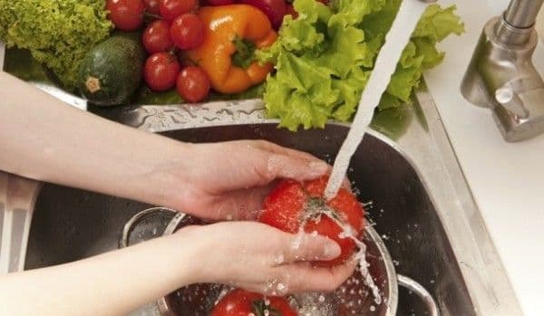 Metoda simplă prin care putem scăpa de pesticidele din fructe şi legume