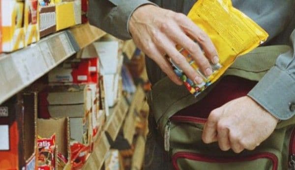 Botoșănean reţinut după ce a sustras mai multe produse alimentare dintr-un supermarket