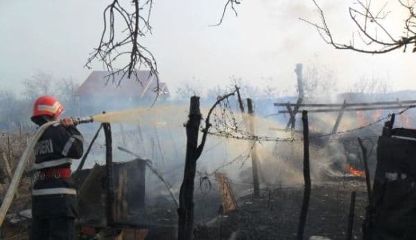 Incendiu la un adăpost de animale din Hudești! Pompierii au intervenit pentru stingere