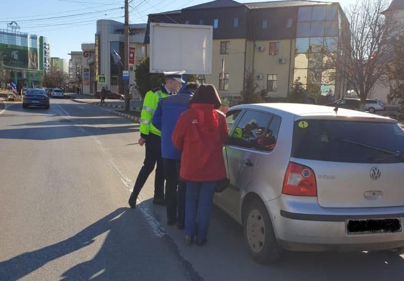 Conducătoarele auto din Botoșani amendate cu mărţişoare - FOTO