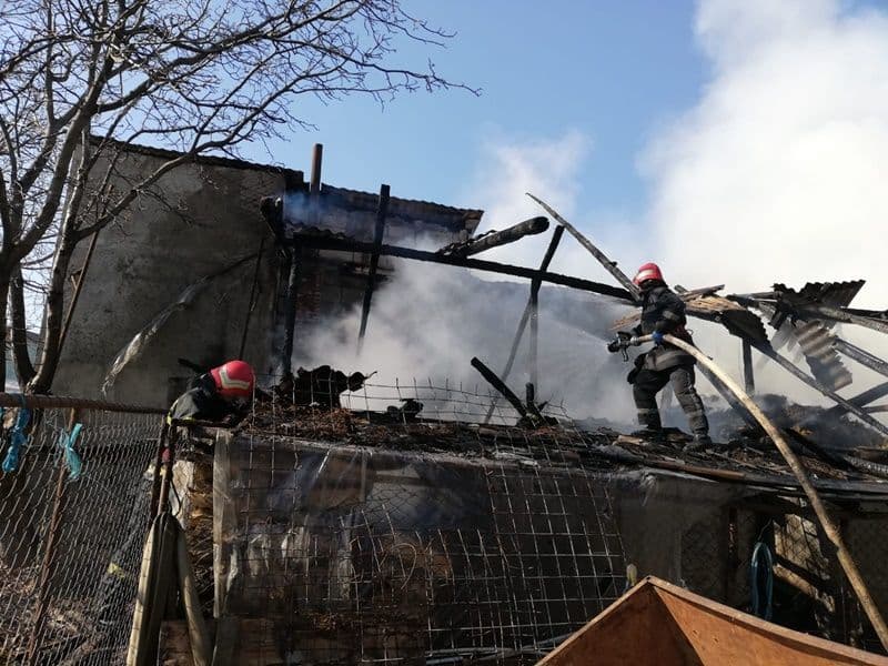 Familie păgubită de foc! Anexă cuprinsă de flăcări la Botoșani – FOTO