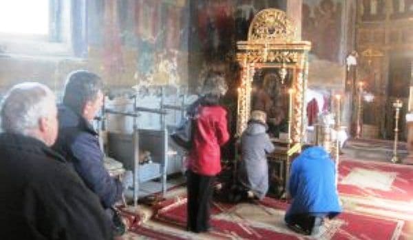 Incredibil, în România. Icoana Maicii Domnului plânge neîncetat de peste o lună