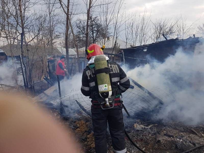 La un pas de dezastru. Gospodărie afectată de un incendiu generat de neatenția vecinului - FOTO