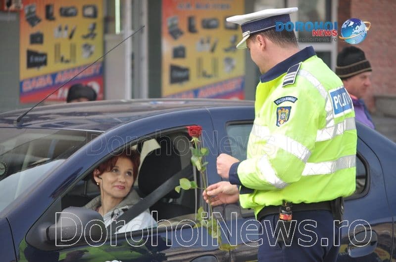Conducătoarele auto au fost „amendate” cu flori de Poliția Rutieră Dorohoi – FOTO