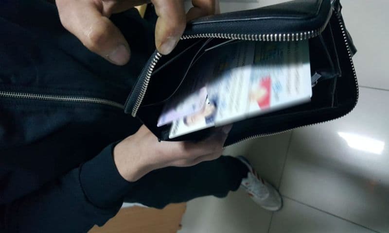 Trei cărţi de identitate româneşti şi un permis de conducere moldovenesc false, descoperite la un control la Vama Stânca