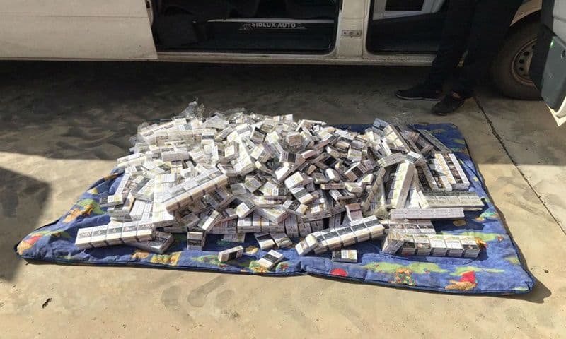 Ţigări de contrabandă, ascunse în pereţii laterali ai unui microbuz - FOTO