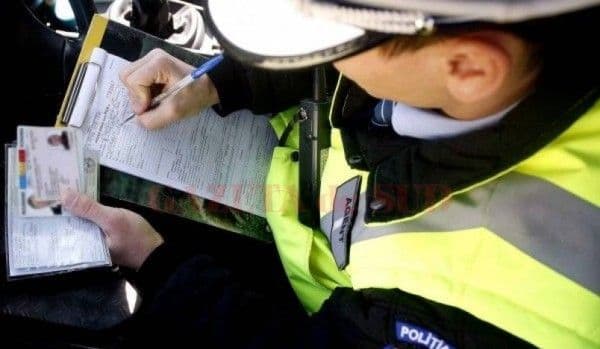 Șofer fără permis prins în timp ce conducea o mașină cu numere de înmatriculare expirate din anul 2018