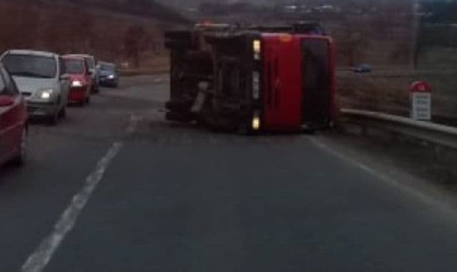 Circulație îngreunată pe drumul Dorohoi - Botoșani! Un camion s-a răsturnat pe contrasens