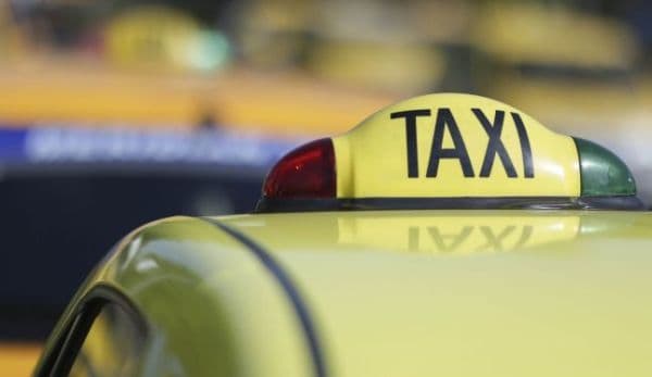 Doi clienți au bătut un taximetrist apoi i-au furat maşina. Vezi de la ce a pornit totul