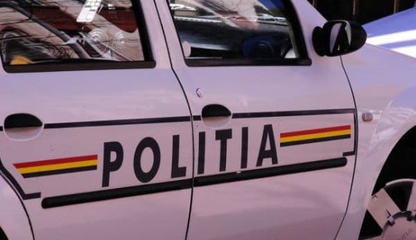 Autoturism lovit de o mașină care dădea cu spatele. Șoferul vinovat a fugit, avea permisul suspendat