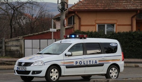 Un tânăr fără permis a intrat cu mașina în gardul unei locuințe, apoi a abandonat autoturismul care nu era înmatriculat în circulaţie