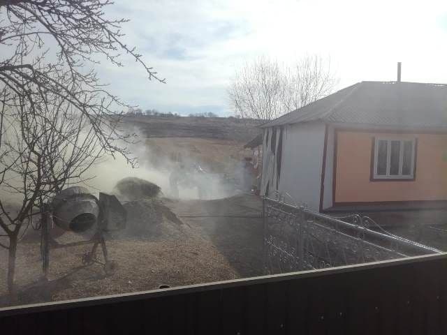 Incendiu puternic într-o gospodărie din Hudești. Patru tone de furaje mistuite de flăcări - FOTO