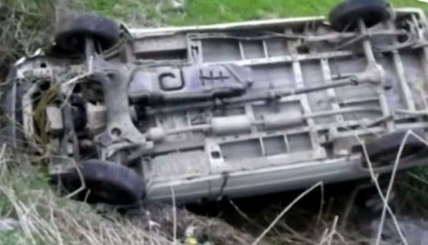 Cascadorie fără voie a unui şofer începător. S-a răsturnat cu maşina pe raza localităţii Manoleasa