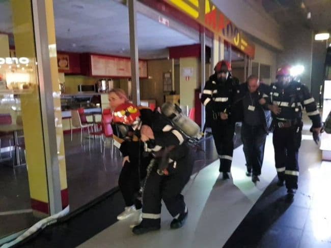 Planul ROŞU de intervenţie activat în incinta Shopping Center - Carrefour Botoșani. Zeci de pompieri în alertă - FOTO