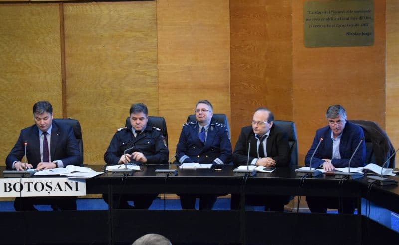 Instruiri cu primarii şi secretarii din judeţ în vederea organizării alegerilor europarlamentare - FOTO
