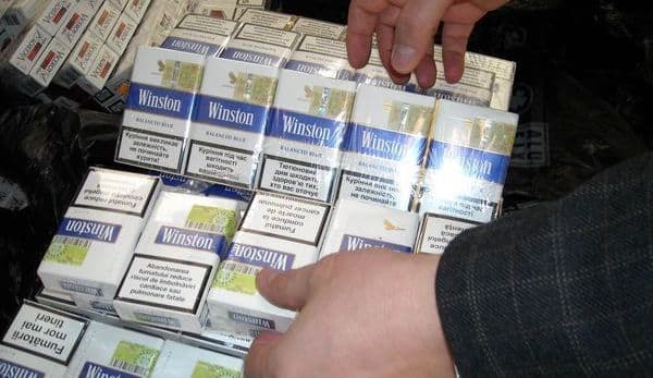 Ţigări de contrabandă confiscate de poliţişti din Piaţa Centrală