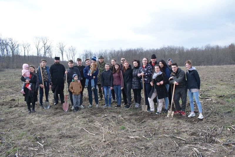 „PLANTĂM ȘI PLANETA RESPIRĂ!”- proiect în cadrul Lunii Pădurii, la Seminarul Teologic Dorohoi - FOTO