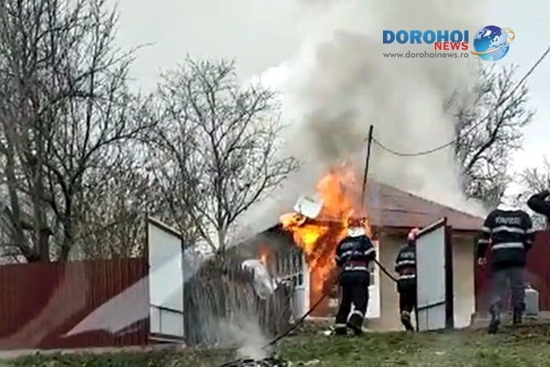 Incendiu puternic la o casă din Brăești! O femeie a fost transportată la spital – FOTO