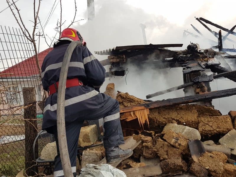Incendiu puternic la Botoșani. Flăcările, „ajutate” de rafalele de vânt – FOTO