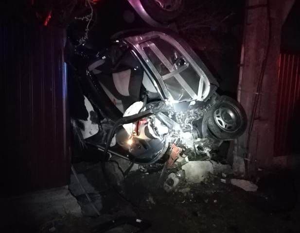 CASCADOR fără voie: Un şofer a ajuns cu mașina într-un gard – FOTO