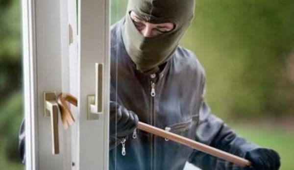 Tânăr din Flămânzi surprins în flagrant de proprietar în timp ce încerca să intre într-o anexă a locuinţei